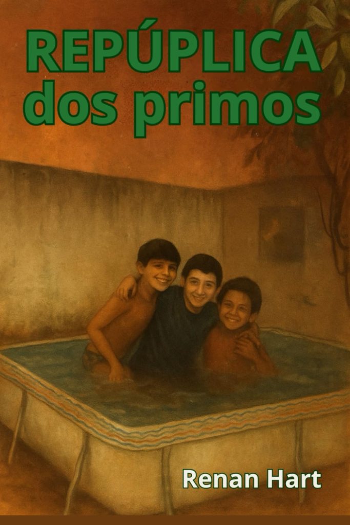 Capa do livro “República dos Primos”, mostrando três meninos sorridentes abraçados dentro de uma piscina improvisada no quintal, com um muro ao fundo e clima de infância simples.