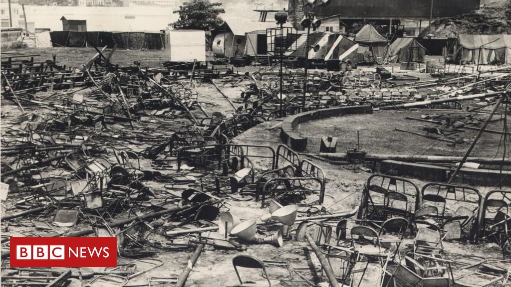 Legendas:
1. A lona do Gran Circus em chamas — 17 de dezembro de 1961, Niterói (foto da imprensa de época).”
2. “Escombros e destruição após o incêndio que destruiu o circo — imagem do acervo da imprensa local.”
3. “Bombeiros e equipes de socorro trabalhando no resgate das vítimas logo após o incêndio.”
4. “Multidão observa o local devastado do circo na Praça do Expedicionário — 18 de dezembro de 1961.”
5. “Entrada principal destruída do Gran Circus — aço retorcido e estrutura comprometida.”
6. “Cemitério de Maruí, em Niterói — covas abertas para sepultar vítimas da tragédia.”
7. “Sobreviventes resgatados e feridos após o incêndio — muitos com queimaduras graves.”
8. “Jardim memorial inaugurado (séculos depois) na atual Policlínica Militar, no lugar onde ficava o circo.”
9. “Manchete de jornal de 18/12/1961 anunciando o incêndio no Gran Circus Norte-Americano.”
10. “Cartaz de época anunciando espetáculo do Gran Circus, antes da tragédia.”
11. “Foto da elefanta ‘Semba’ — integrante do Gran Circus — presente no circo pouco antes do incêndio.”